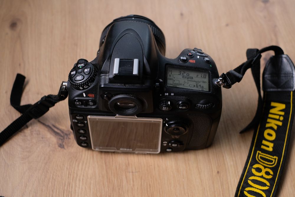 Nikon D800 full-frame + 2 obiective Nikon + blitz + tuburi macro Kenko + geantă