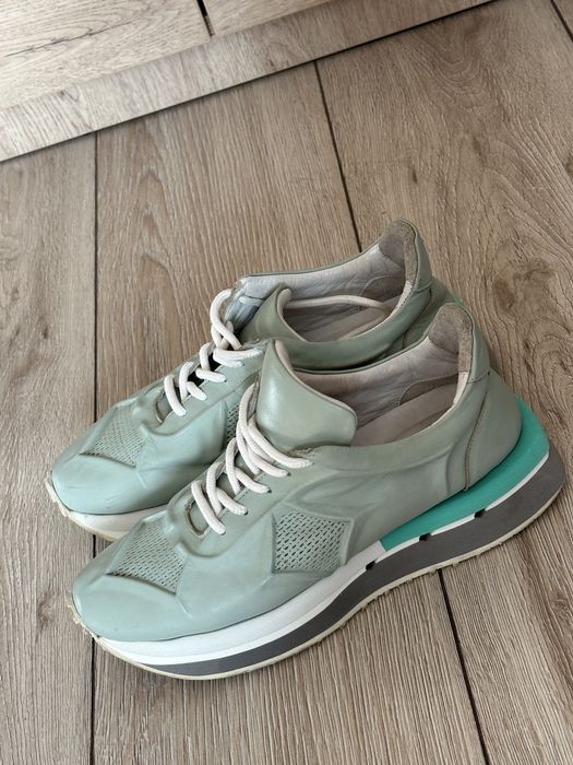 Кроссовки кожанные