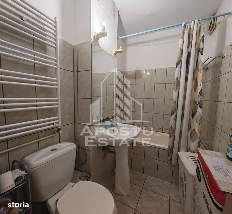 Apartament de vanzare cu 3 camere si 2 bai, decomandat, zona Sagului