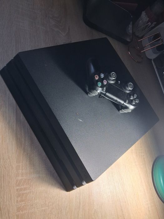 PlayStation 4 PRO   (1TB) cu cd uri.