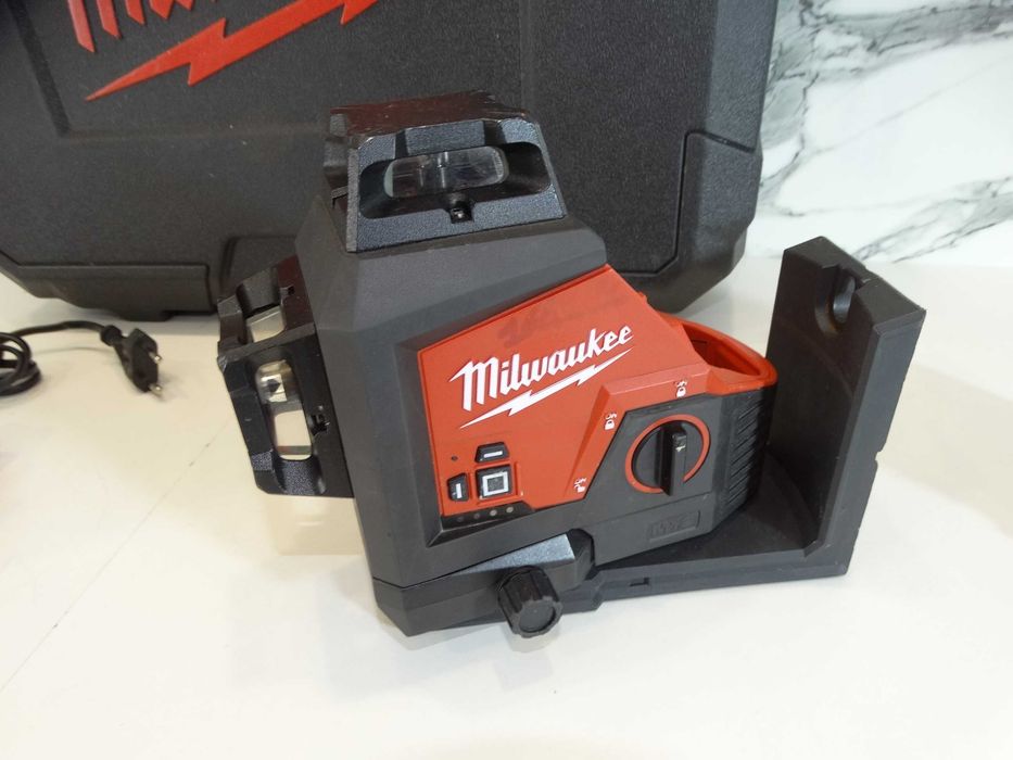 Резервиран - Milwaukee M12 3PL - 3D зелен лазерен нивелир