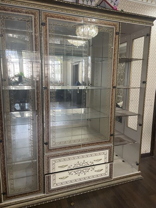 Продам стеклчный шкаф