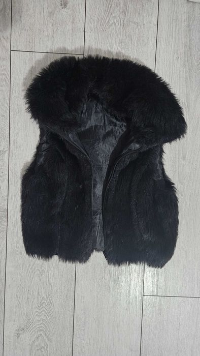 Vesta scurta neagră