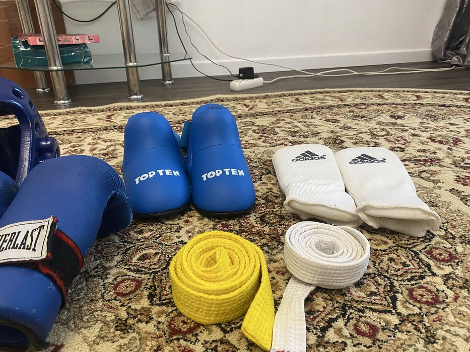 Щитки, шлем , перчатки