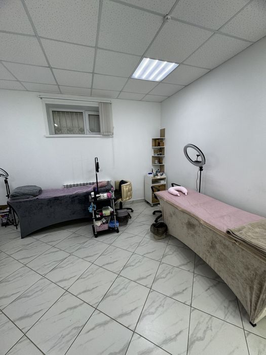Сдаётся место в аренду в салоне красоты.