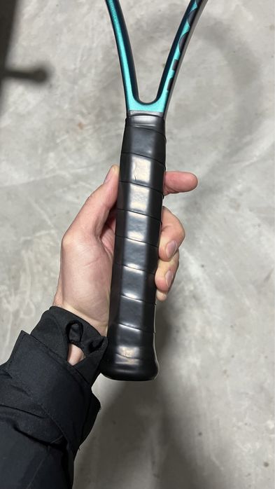 Vand racheta wilson blade v9 cap 100 maner 3 corzi 16x19