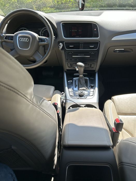 Audi Q5,acte in regula,culoarea gri, cutie automata an fabricatie 2010 scaune in piele 4•4 culoarea este sidefat