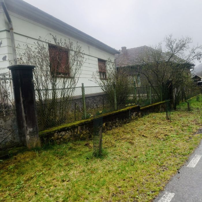 Casă și teren de vânzare