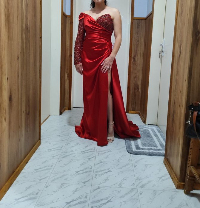 Червена официална рокля