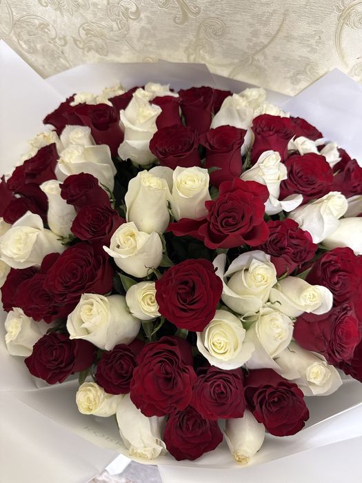 Букет из 101 белых и красных роз