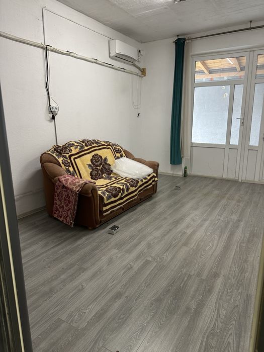 Proprietar Inchiriez hala zona Miorita