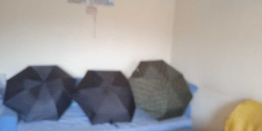 3 бр нови чадъри от мола , единият струва 35 евро