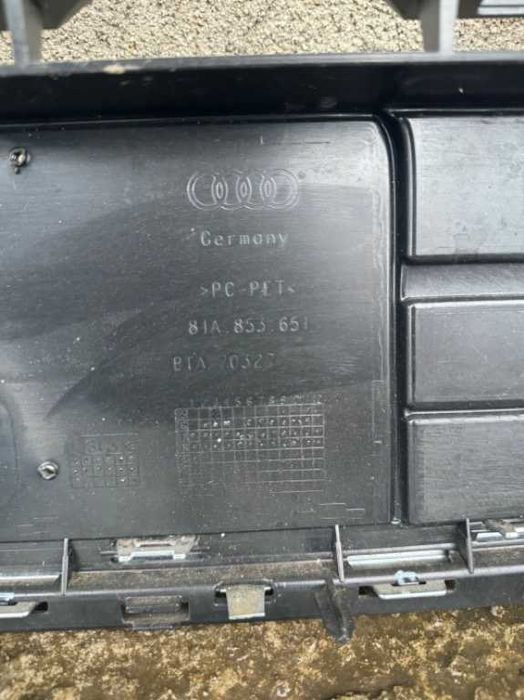 Grila centrala Audi Q2 cod: 81A853651