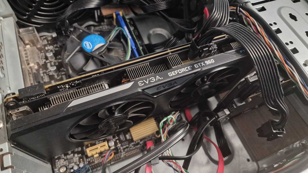 Настолен гейминг компютър с лицензиран Win 11