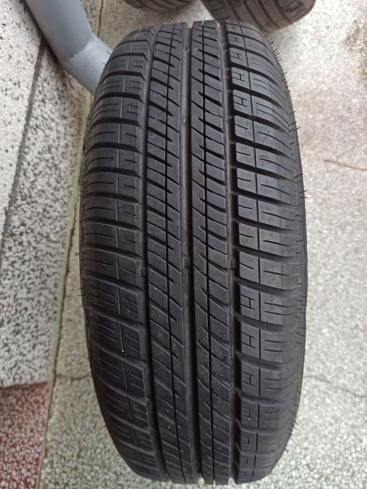 Продава се джанта с гума Дънлоп 195/65/15 и болтове 5 бр. за Мерцедес,