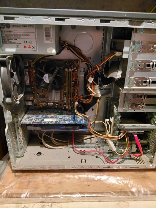 2 комплекта комп + монитор , мишка и клавиатура.