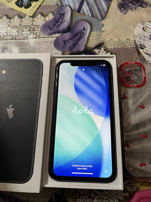 Vand iphone 11 , baterie 75 ,64GB , plus invarcator si 8 huse cadou 800 de lei negociabil