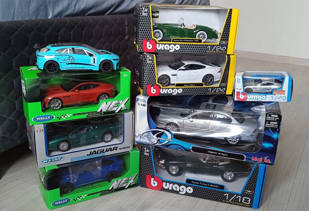 Diverse machete Jaguar, nescoase din cutie vreodata