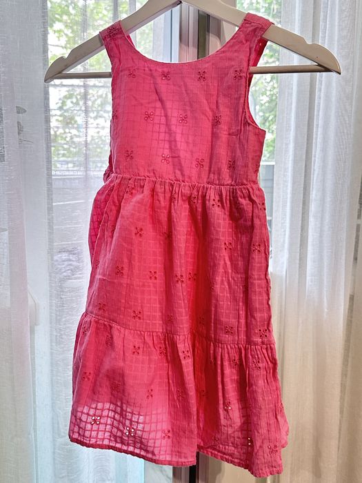 Платье на девочек в отличном состоянии