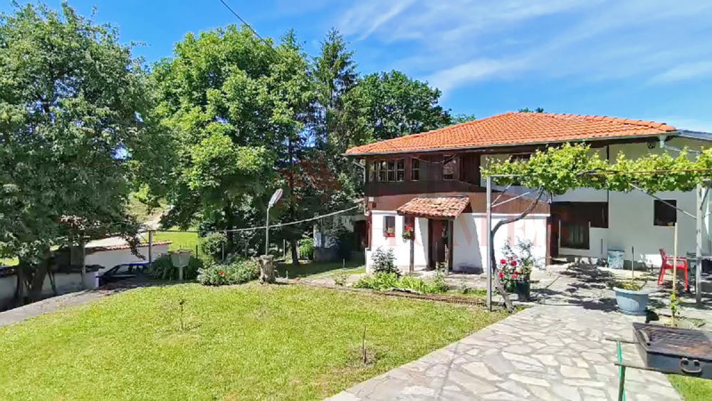 Продажба Къща гр. Елена - с. Донковци 280m² и двор 5880m²