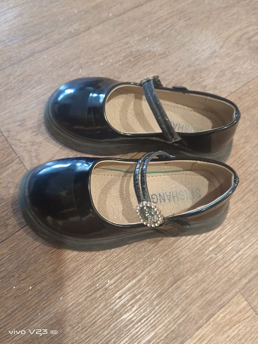 Продам школьные туфли