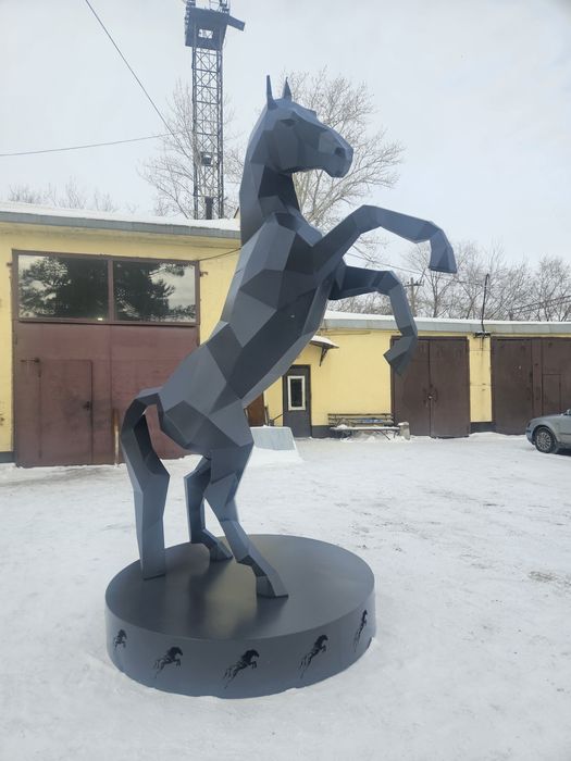 Продам коня из металла