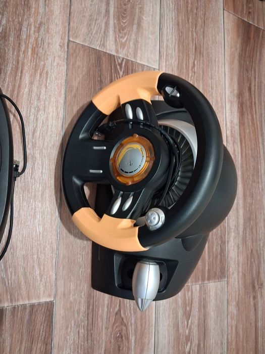 Продам игровой руль с педалью