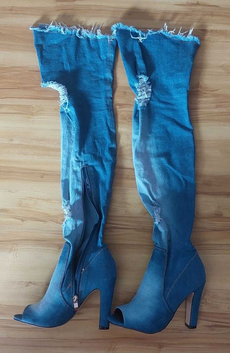 Различни обувки на висок ток