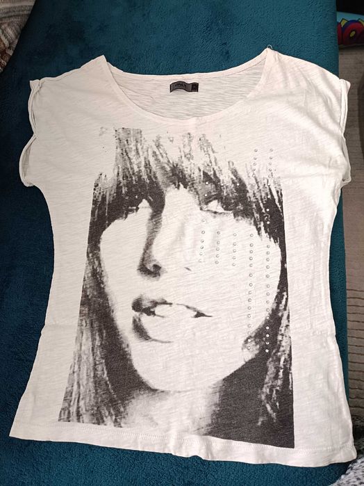 Vând tricou alb cu imprimeu