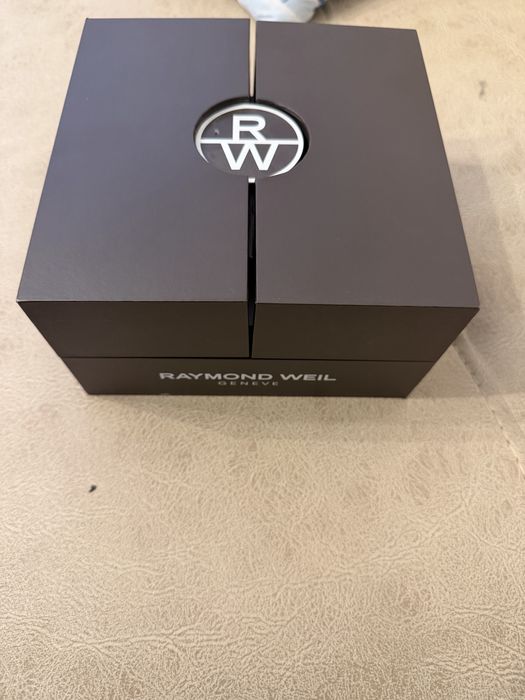 Продавам часовник RAYMOND WEIL Geneve