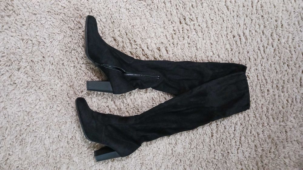 Високи,черни ботуши.Много малко са носени.