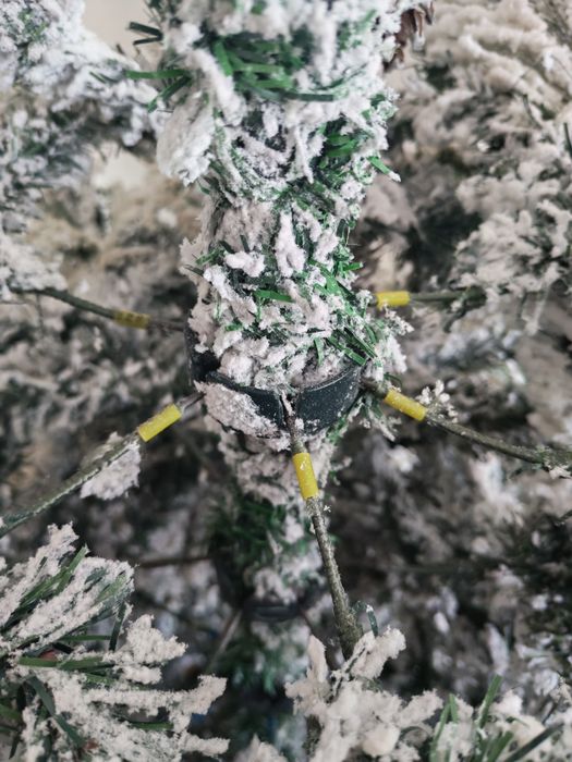 Елха с вградени шишарки и сняг