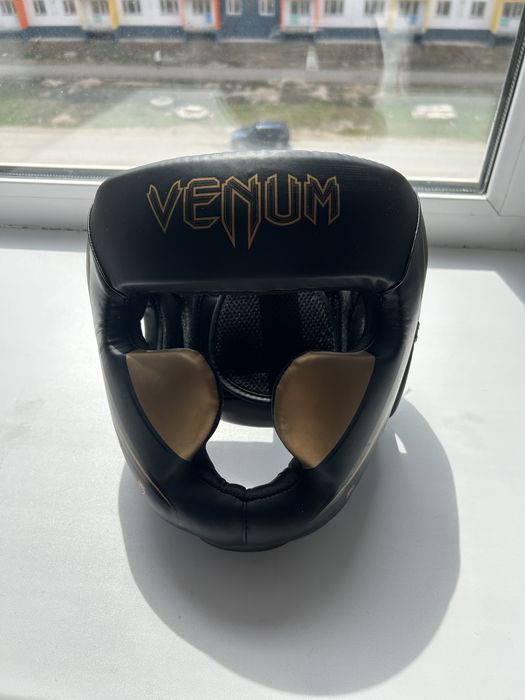 Шлем черно золотой venum