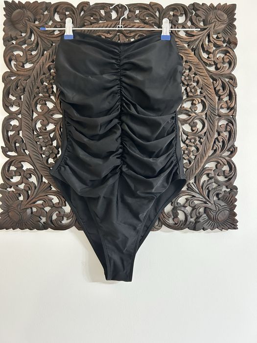 Costum de baie, negru.