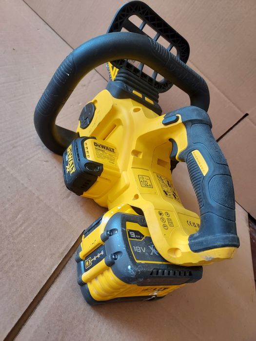 drujbă electrică cu acumulator DeWalt DCM565N, echipată cu un motor fără perii și o lamă de 30 cm.