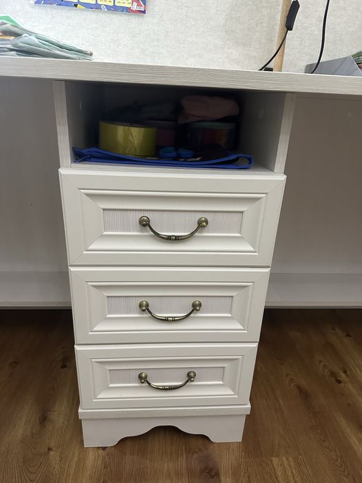 Продам стол . Россия , цвет белый