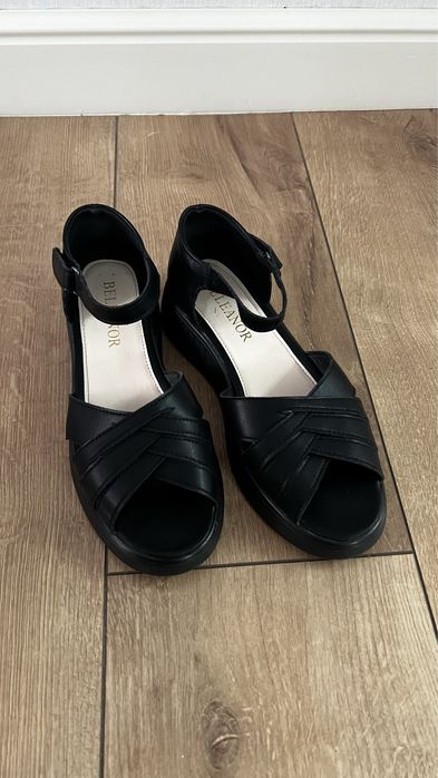 Черный ботинок..