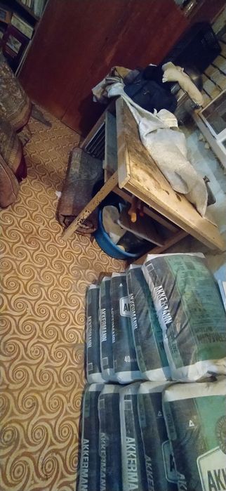 Remontdan chiqqan yog'och, eshiklar, yog'och stollar