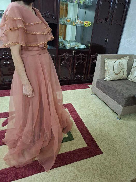 Продам  вечернее платье  в пол.  Размер 46 - 48