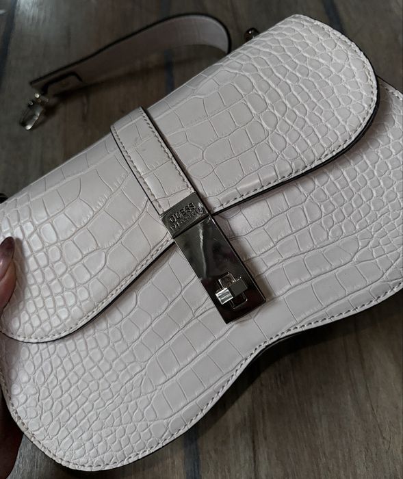Розова чанта GUESS