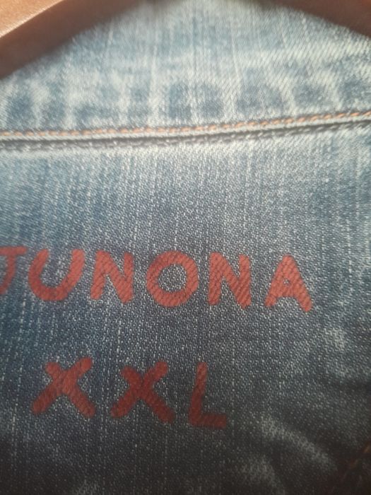 Дънкови яке и бяло елече за дама