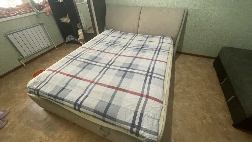 Кровать широкая двуспальная