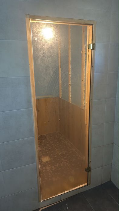 Продам дверь стеклянную для бани
