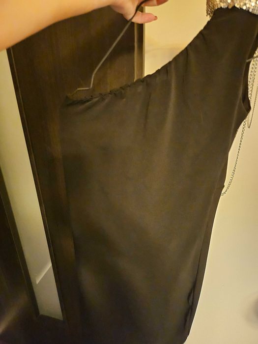 rochie scurta, cu accesoriu pe umar