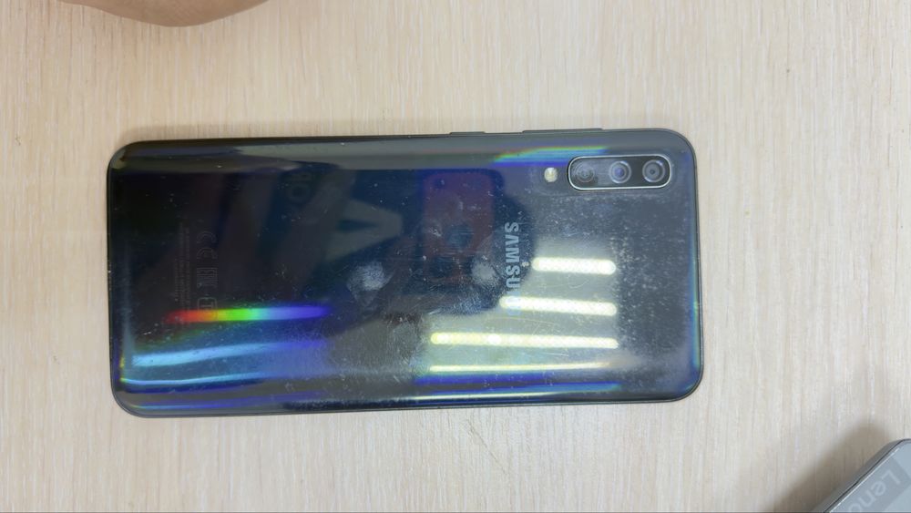 Продам телефон Samsung A50