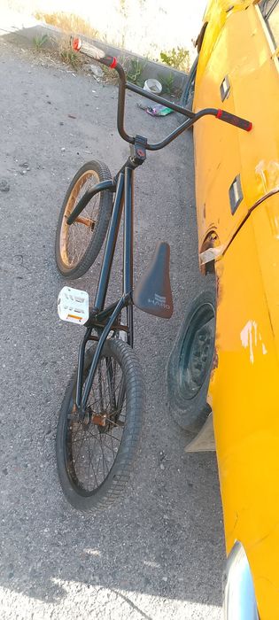Велосипед BMX в подержанном состоянии