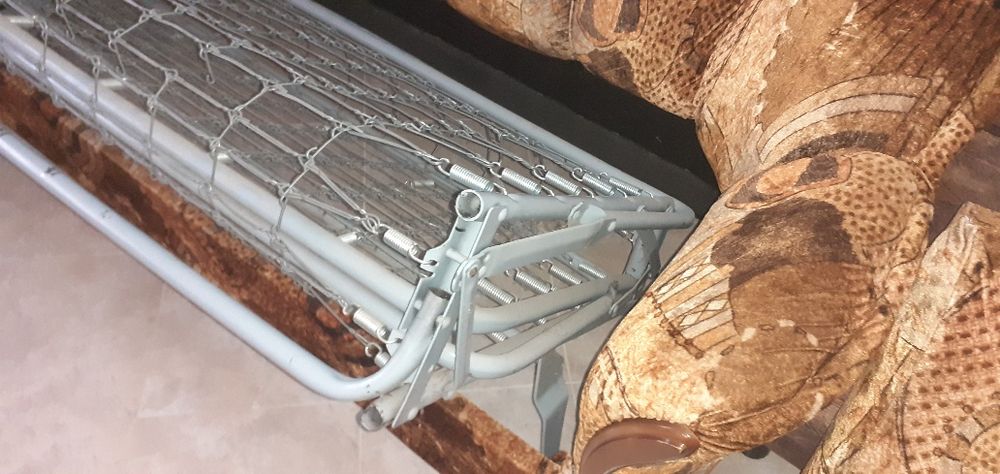 Продавам разтегателен диван с два фотьойла