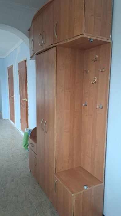 Деревянный шкаф для прихожей
