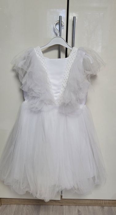 Нарядное белое платье на девочку