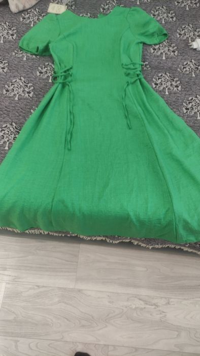 Продам зеленое платье  46 р материал лен